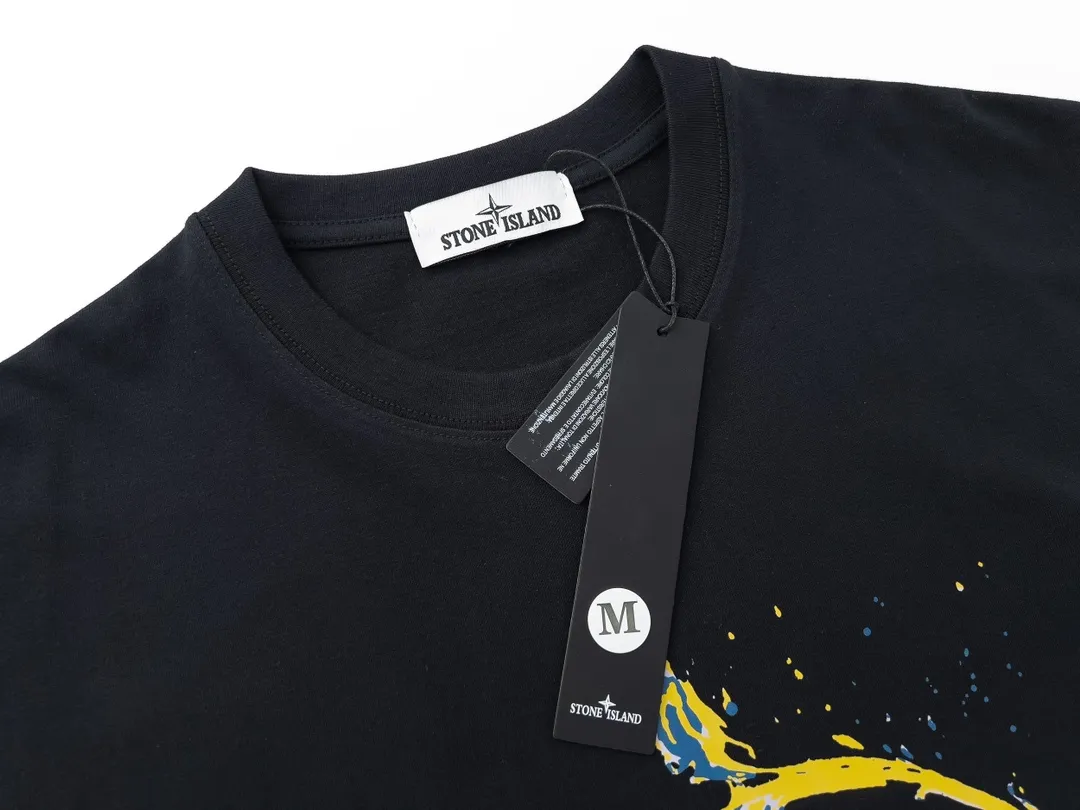 W621#P110💰 [Stone lsland/Stone Island summer new short-sleeved T-shirt with flame compass print on the chest] ⚠️[Original creation with high control of details] - Made of 260 grams of combed cotton with 32-count double yarn, soft and comfortable to the touch, sweat-absorbent and breathable. - Simple, basic and versatile style, original quality, the first choice for couples. - Made in a large factory, four needles and five threads on the shoulder, neatly arranged, high quality workmanship. - Same style for men and women. Very versatile, one piece for everyone, details are clearly visible. Color: Black White Size: M L